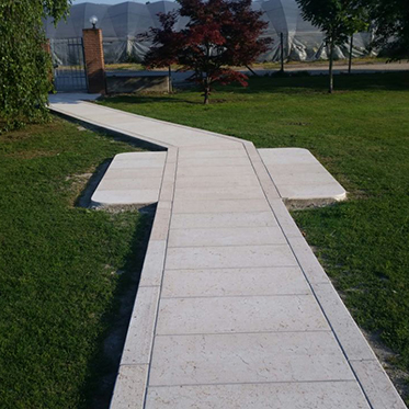 Vialetto giardino in pietra e marmo